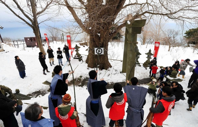 御崎地区に伝わる「百手の儀式」。雪景色の向こうに、冬の日本海が広がる=兵庫県香美町香住区余部 御崎地区に伝わる「百手の儀式」。雪景色の向こうに、冬の日本海が広がる=兵庫県香美町香住区余部