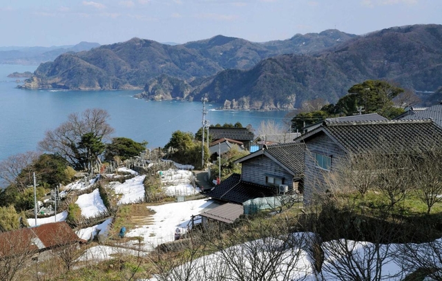 海岸線を見下ろすように民家が集まる御崎地区。「切り開いた」という表現がしっくりくる=兵庫県香美町香住区余部 海岸線を見下ろすように民家が集まる御崎地区。「切り開いた」という表現がしっくりくる=兵庫県香美町香住区余部