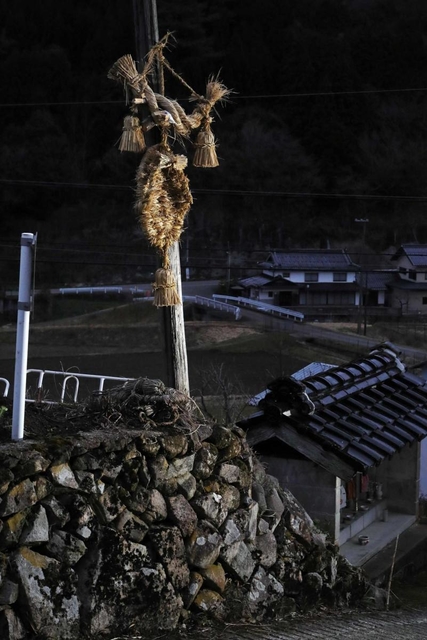 電柱につるされたコトノハシ。落ちる瞬間を見た人には幸運が訪れるという=養父市長野 電柱につるされたコトノハシ。落ちる瞬間を見た人には幸運が訪れるという=養父市長野