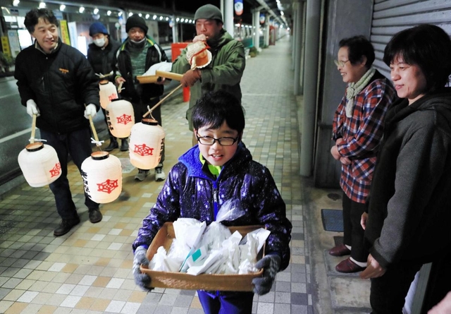 市街地を練り歩き、豆を集めて回る子どもら=豊岡市千代田町 市街地を練り歩き、豆を集めて回る子どもら=豊岡市千代田町