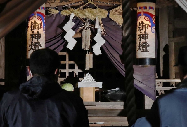 住吉神社の節分祭。手作りの「繭玉」が本殿に鎮座する=養父市八鹿町高柳(撮影・大山伸一郎) 住吉神社の節分祭。手作りの「繭玉」が本殿に鎮座する=養父市八鹿町高柳(撮影・大山伸一郎)