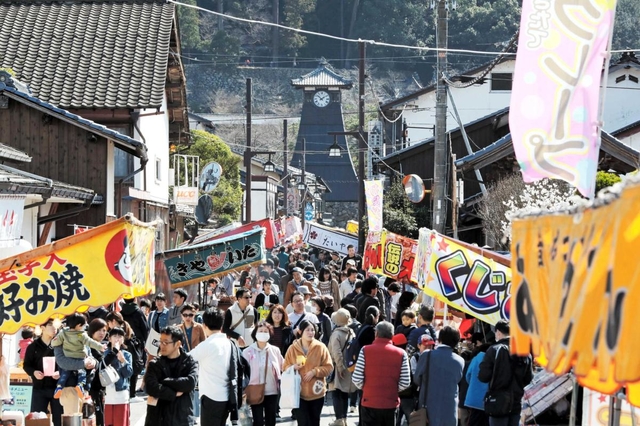 3日間で数万人が訪れるという出石初午。露店がずらりと並び、城下町に春を告げる=豊岡市出石町(撮影・大山伸一郎) 3日間で数万人が訪れるという出石初午。露店がずらりと並び、城下町に春を告げる=豊岡市出石町(撮影・大山伸一郎)