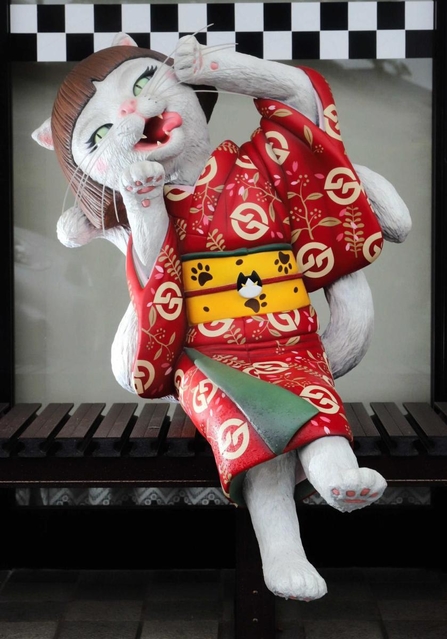 福崎町内にある妖怪ベンチ「猫また」 福崎町内にある妖怪ベンチ「猫また」