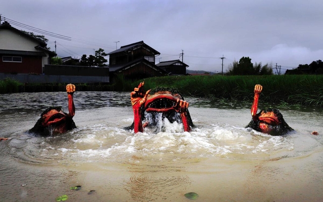 河童が手にするのは人間の尻子玉。尻子玉が何かは不明だが、取られたら死ぬので要注意=兵庫県福崎町西田原(撮影・大山伸一郎) 河童が手にするのは人間の尻子玉。尻子玉が何かは不明だが、取られたら死ぬので要注意=兵庫県福崎町西田原(撮影・大山伸一郎)
