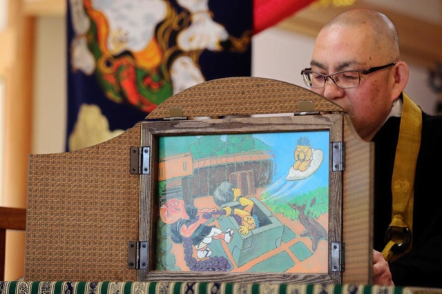 「くわばらくわばら」発祥の地・欣勝寺で、谷口真弥住職が紙芝居を読み上げる。これ以上ない説得力だ=三田市桑原 「くわばらくわばら」発祥の地・欣勝寺で、谷口真弥住職が紙芝居を読み上げる。これ以上ない説得力だ=三田市桑原