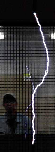 避雷器メーカーの実験で、室内に880キロボルトの人工稲妻が出現。分かっていても震える=尼崎市潮江5、音羽電機工業 避雷器メーカーの実験で、室内に880キロボルトの人工稲妻が出現。分かっていても震える=尼崎市潮江5、音羽電機工業