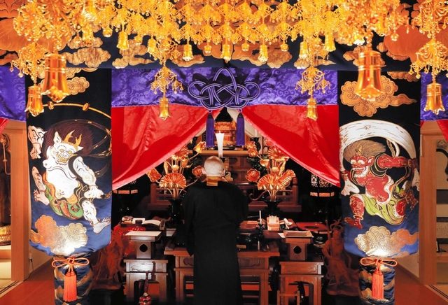 風神雷神の柱巻きが色鮮やかな欣勝寺の本堂。「くわばらくわばら」の雷よけのご利益を求め、多くの人が訪れる=三田市桑原(撮影・大山伸一郎) 風神雷神の柱巻きが色鮮やかな欣勝寺の本堂。「くわばらくわばら」の雷よけのご利益を求め、多くの人が訪れる=三田市桑原(撮影・大山伸一郎)