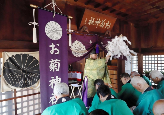 お菊まつりの神事が執り行われるお菊神社には、氏子12町の宮委員が参列。拝殿の奥にはお菊や青山鉄山の木像があり、祈願成就には皿を持参して奉納する=姫路市十二所前町 お菊まつりの神事が執り行われるお菊神社には、氏子12町の宮委員が参列。拝殿の奥にはお菊や青山鉄山の木像があり、祈願成就には皿を持参して奉納する=姫路市十二所前町