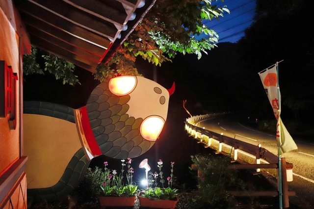 日が暮れた峠道に、ツチノコ看板の赤い目が光る。スイッチの所在が分からず、昼間もつけっぱなしだ=宍粟市千種町下河野(撮影・大山伸一郎) 日が暮れた峠道に、ツチノコ看板の赤い目が光る。スイッチの所在が分からず、昼間もつけっぱなしだ=宍粟市千種町下河野(撮影・大山伸一郎)