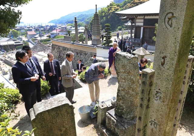 田中河内介父子の遺骸が漂着した遠干(とおて)浜を望む雲海寺。法要に参列した子孫や顕彰会のメンバーが墓碑に手を合わせる=香川県小豆島町福田 田中河内介父子の遺骸が漂着した遠干(とおて)浜を望む雲海寺。法要に参列した子孫や顕彰会のメンバーが墓碑に手を合わせる=香川県小豆島町福田