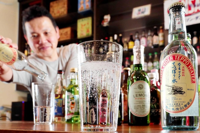 さまざまな風味の炭酸飲料が並ぶ有馬温泉街の専門店。1番人気はやっぱり、地元の「ありまサイダーてっぽう水」=神戸市北区有馬町、有馬炭酸力(撮影・大山伸一郎) さまざまな風味の炭酸飲料が並ぶ有馬温泉街の専門店。1番人気はやっぱり、地元の「ありまサイダーてっぽう水」=神戸市北区有馬町、有馬炭酸力(撮影・大山伸一郎)