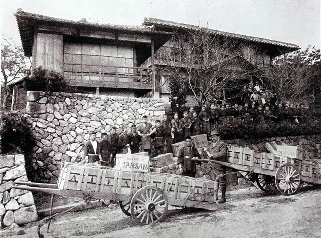 宝塚にあったウィルキンソンの製造工場。荷車の横で帽子をかぶっている男性がクリフォードという(鈴木博さん提供) 宝塚にあったウィルキンソンの製造工場。荷車の横で帽子をかぶっている男性がクリフォードという(鈴木博さん提供)
