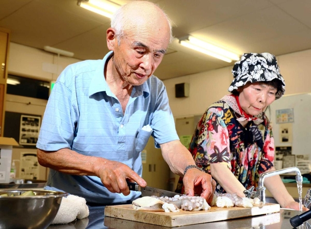 播州三木打刃物の伝統工芸士・西口良次さんと妻の佐智子さん。タコを使った料理を再現してもらった=三木市中央公民館 播州三木打刃物の伝統工芸士・西口良次さんと妻の佐智子さん。タコを使った料理を再現してもらった=三木市中央公民館