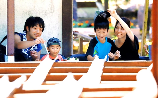 長~い樋を、そうめんがゆっくりと滑る。「まだかな、まだかな」。家族連れが待ちわびる=宍粟市波賀町戸倉、滝流しそうめん(撮影・大山伸一郎) 長~い樋を、そうめんがゆっくりと滑る。「まだかな、まだかな」。家族連れが待ちわびる=宍粟市波賀町戸倉、滝流しそうめん(撮影・大山伸一郎)
