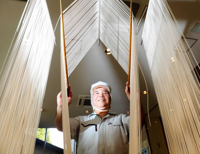 透き通るような白さも、揖保乃糸のこだわり。資料館「そうめんの里」では、箸で麺を延ばす作業を見学できる=たつの市神岡町奥村 透き通るような白さも、揖保乃糸のこだわり。資料館「そうめんの里」では、箸で麺を延ばす作業を見学できる=たつの市神岡町奥村