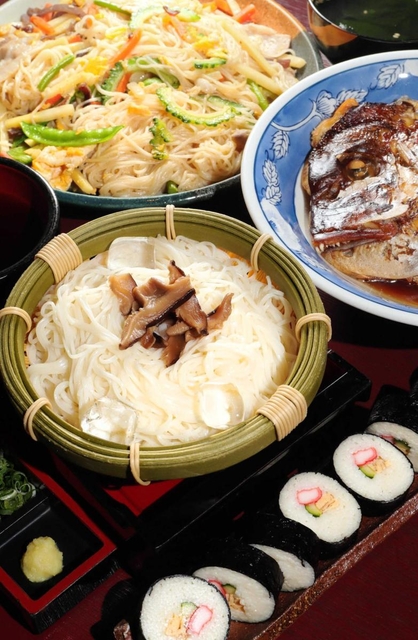 定番の「冷やし」、チャンプルー、のり巻き…。さまざまな料理に使われるそうめん=たつの市神岡町奥村 定番の「冷やし」、チャンプルー、のり巻き…。さまざまな料理に使われるそうめん=たつの市神岡町奥村