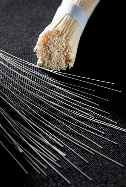 幻の淡路そうめん「先岳糸」(手前)。主力商品「御陵糸」(奥、太さ0・7~0・8ミリ)と比べると、その細さが際立つ 幻の淡路そうめん「先岳糸」(手前)。主力商品「御陵糸」(奥、太さ0・7~0・8ミリ)と比べると、その細さが際立つ