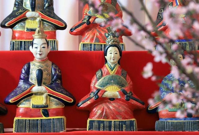 葛畑土人形は素焼きの肌に泥絵の具で彩色。内裏びなで30センチほどだが、土質のせいか持ち重りがする=養父市出合(撮影・斎藤雅志 葛畑土人形は素焼きの肌に泥絵の具で彩色。内裏びなで30センチほどだが、土質のせいか持ち重りがする=養父市出合(撮影・斎藤雅志