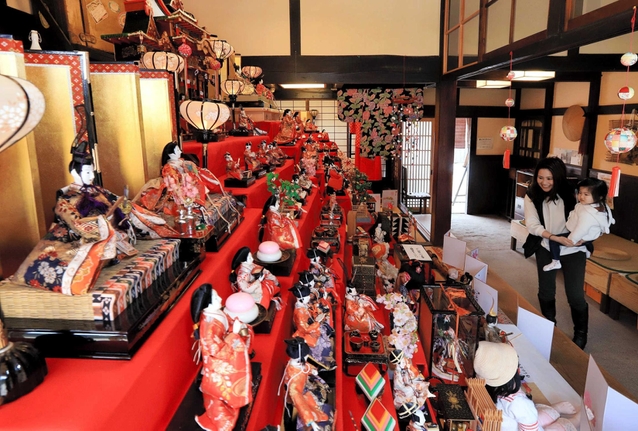 生野の町並みは国重要文化的景観。旧家を改修した建物で見るひな飾りには風情がある=朝来市生野町 生野の町並みは国重要文化的景観。旧家を改修した建物で見るひな飾りには風情がある=朝来市生野町