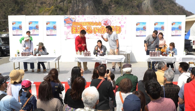 ホタルイカを頬張る「全日本わんこほたる選手権」。ほたるいか祭りに訪れた人たちが、早食い競争を見守る=兵庫県新温泉町芦屋、浜坂漁港 ホタルイカを頬張る「全日本わんこほたる選手権」。ほたるいか祭りに訪れた人たちが、早食い競争を見守る=兵庫県新温泉町芦屋、浜坂漁港