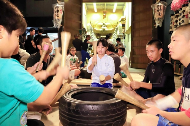 祭りが近づくにつれ、世代を超えて熱気が増す太鼓の練習。奥には白木屋根の新調屋台が輝く=姫路市飾磨区天神 祭りが近づくにつれ、世代を超えて熱気が増す太鼓の練習。奥には白木屋根の新調屋台が輝く=姫路市飾磨区天神
