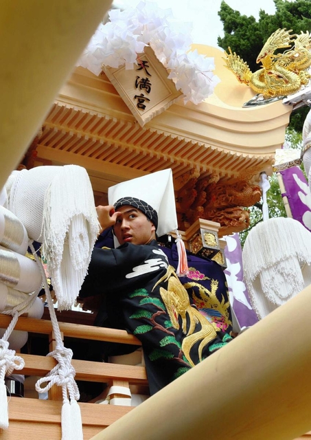 入魂式の日、初めて台場差しの真打ちとして屋台に乗り込む姫﨑塁也さん=姫路市飾磨区須加、浜の宮天満宮 入魂式の日、初めて台場差しの真打ちとして屋台に乗り込む姫﨑塁也さん=姫路市飾磨区須加、浜の宮天満宮