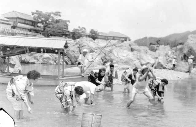 闘竜灘でアユのつかみ取りを楽しむ人たち=1955年6月、兵庫県滝野町(現・加東市) 闘竜灘でアユのつかみ取りを楽しむ人たち=1955年6月、兵庫県滝野町(現・加東市)