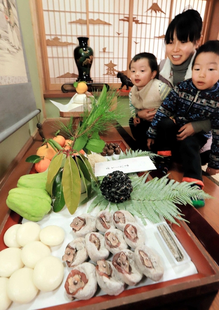 とじ豆は、いり黒豆を餅にからめた団子。正月飾りの蓬莱山に欠かせない=丹波市市島町上垣 とじ豆は、いり黒豆を餅にからめた団子。正月飾りの蓬莱山に欠かせない=丹波市市島町上垣