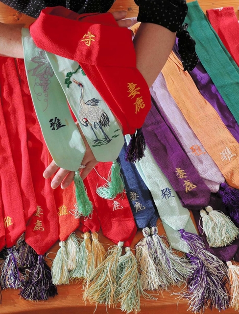 夫の無事を祈り、毎年手作りしてきた腕守り。結婚前には夫婦鶴の刺繍を入れた=姫路市飾磨区妻鹿 夫の無事を祈り、毎年手作りしてきた腕守り。結婚前には夫婦鶴の刺繍を入れた=姫路市飾磨区妻鹿