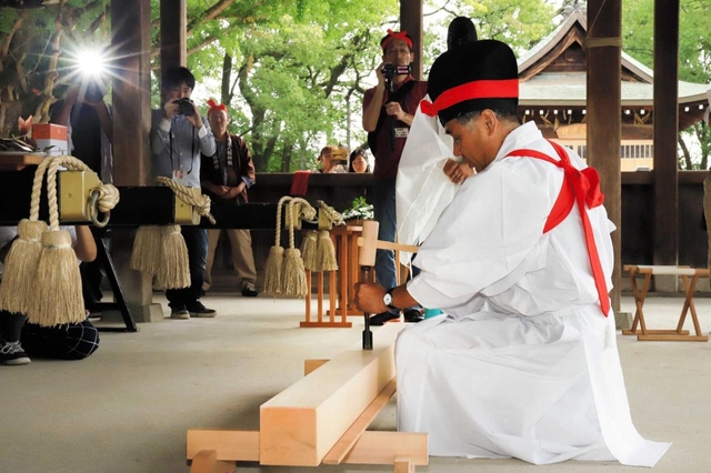 昨年のけんか祭りで壊れた神輿の修復作業を始める9月1日の「鑿(のみ)入れ祭」。祭りの準備が本格化していく=姫路市白浜町、松原八幡神社 昨年のけんか祭りで壊れた神輿の修復作業を始める9月1日の「鑿(のみ)入れ祭」。祭りの準備が本格化していく=姫路市白浜町、松原八幡神社
