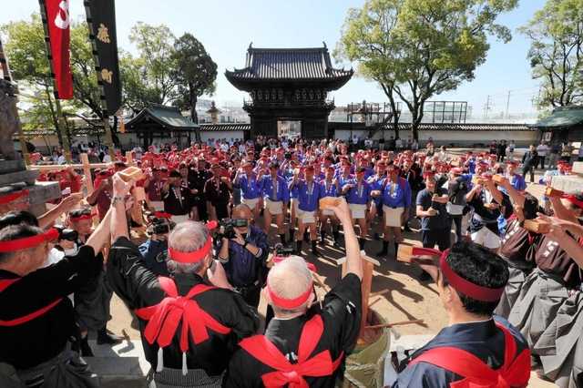 10月1日、修復した神輿を奉納する「奉据(ほうきょ)祭」。妻鹿の男たちは「ヨーイヤサー」の掛け声で乾杯した=松原八幡神社 10月1日、修復した神輿を奉納する「奉据(ほうきょ)祭」。妻鹿の男たちは「ヨーイヤサー」の掛け声で乾杯した=松原八幡神社