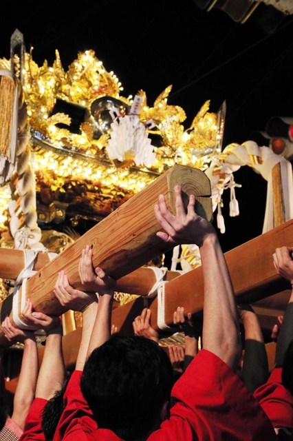 龍山神社の秋祭り宵宮。きらびやかな大屋台を男たちが支えた=兵庫県佐用町佐用 龍山神社の秋祭り宵宮。きらびやかな大屋台を男たちが支えた=兵庫県佐用町佐用