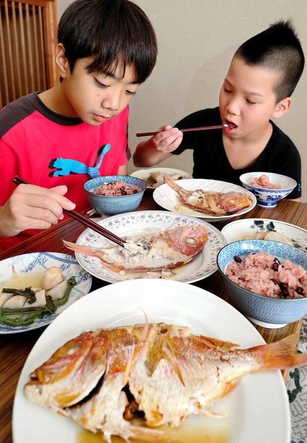 祭りを前に祝い膳を囲む児童。山のワラビと里のコイモ、海のレンコダイを味わう伝統に触れた=姫路市木場、八木公民館 祭りを前に祝い膳を囲む児童。山のワラビと里のコイモ、海のレンコダイを味わう伝統に触れた=姫路市木場、八木公民館