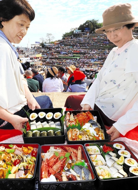 灘のけんか祭りの本宮で神輿をぶつけ合うお旅山。自慢の5段お重の「桟敷料理」が並ぶ=姫路市白浜町 灘のけんか祭りの本宮で神輿をぶつけ合うお旅山。自慢の5段お重の「桟敷料理」が並ぶ=姫路市白浜町
