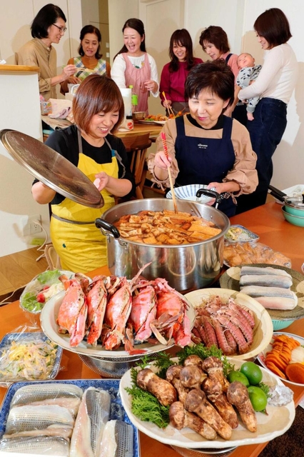 食材も豪華絢爛(けんらん)。女性たちの心づくしの料理が祭りを支える=姫路市東山 食材も豪華絢爛(けんらん)。女性たちの心づくしの料理が祭りを支える=姫路市東山