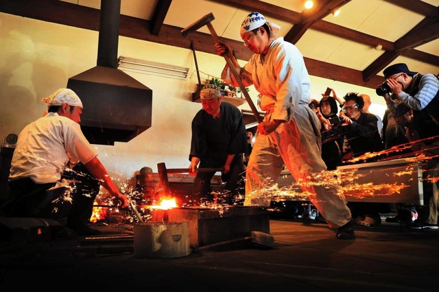 鋼を打ち延ばす「古式鍛錬」の実演。火花や水蒸気が激しく飛び散る=岡山県瀬戸内市長船町長船、備前長船刀剣博物館 鋼を打ち延ばす「古式鍛錬」の実演。火花や水蒸気が激しく飛び散る=岡山県瀬戸内市長船町長船、備前長船刀剣博物館