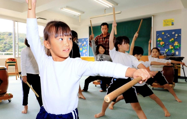 迫力ある音色を目指し、卒業生に教わる子どもたち=南あわじ市沼島、沼島小学校(撮影・大山伸一郎) 迫力ある音色を目指し、卒業生に教わる子どもたち=南あわじ市沼島、沼島小学校(撮影・大山伸一郎)