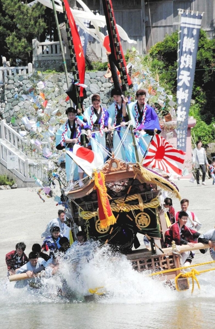島外にいる出身者も帰省し、沼島が華やぐ5月の春祭り。だんじりが豪快に海へ滑り込む=南あわじ市沼島 島外にいる出身者も帰省し、沼島が華やぐ5月の春祭り。だんじりが豪快に海へ滑り込む=南あわじ市沼島