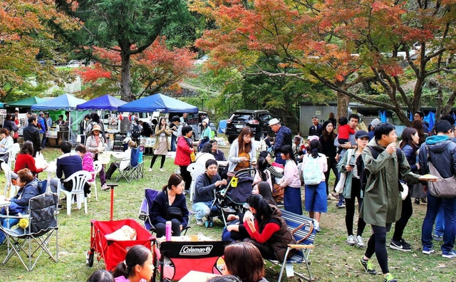 秋の「黒川里山まつり」。今年も多くの行楽客が訪れ、里山の魅力を体感した=川西市黒川 秋の「黒川里山まつり」。今年も多くの行楽客が訪れ、里山の魅力を体感した=川西市黒川