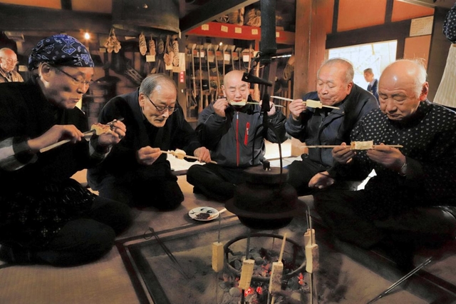 1年のうそを帳消しにする「うそつき豆腐」の風習。商家ではそばを食べて祝うとも=鳥取市河原町、河原歴史民俗資料館 1年のうそを帳消しにする「うそつき豆腐」の風習。商家ではそばを食べて祝うとも=鳥取市河原町、河原歴史民俗資料館