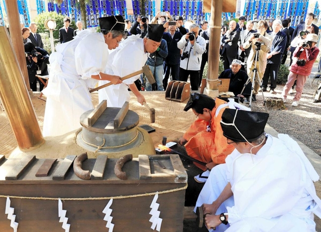 ふいご祭の古式鍛錬は一昨年から12月第1日曜に催す。今年は鑿(のみ)部会が御番鍛冶を務めた=三木市上の丸 ふいご祭の古式鍛錬は一昨年から12月第1日曜に催す。今年は鑿(のみ)部会が御番鍛冶を務めた=三木市上の丸