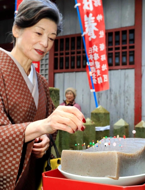 姫路神社の針供養。和裁士会主体の行事だったが、会員の減少で10年前から神社が引き継ぐ=姫路市本町 姫路神社の針供養。和裁士会主体の行事だったが、会員の減少で10年前から神社が引き継ぐ=姫路市本町
