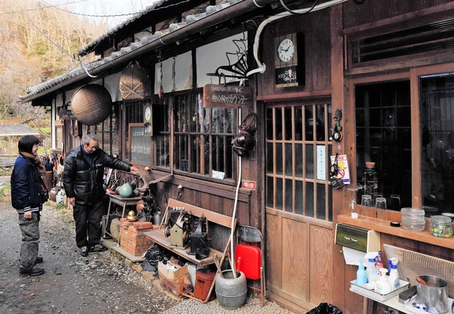 埋蔵金ハンター鈴木盛司さんが住んでいた民家。カフェを併設したレトロな古道具店になっている=兵庫県猪名川町銀山、「tontonton」 埋蔵金ハンター鈴木盛司さんが住んでいた民家。カフェを併設したレトロな古道具店になっている=兵庫県猪名川町銀山、「tontonton」