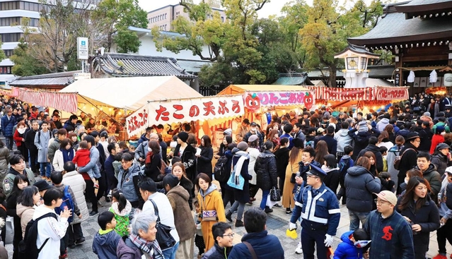 初詣客でにぎわう湊川神社。最寄りの高速神戸駅の看板が見える=神戸市中央区多聞通3 初詣客でにぎわう湊川神社。最寄りの高速神戸駅の看板が見える=神戸市中央区多聞通3