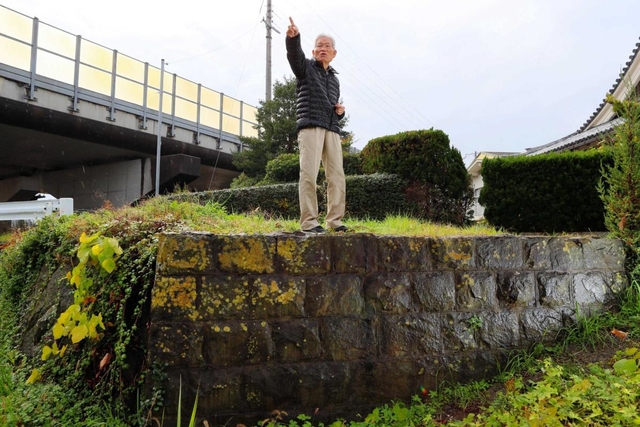 淡路鉄道の線路橋の痕跡が残る場所で語る市川富夫さん=南あわじ市榎列松田 淡路鉄道の線路橋の痕跡が残る場所で語る市川富夫さん=南あわじ市榎列松田