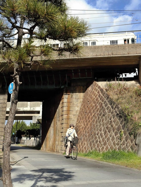 山陽電鉄別府駅の下を通る遊歩道は別府鉄道の線路跡だ=加古川市別府町別府 山陽電鉄別府駅の下を通る遊歩道は別府鉄道の線路跡だ=加古川市別府町別府
