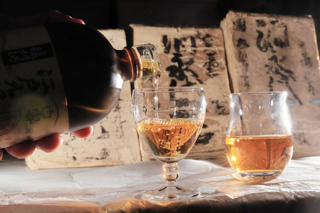 小西酒造と伊丹市立博物館の協力で、江戸の酒造レシピと再現した清酒が共演=伊丹市千僧1(撮影・大山伸一郎) 小西酒造と伊丹市立博物館の協力で、江戸の酒造レシピと再現した清酒が共演=伊丹市千僧1(撮影・大山伸一郎)