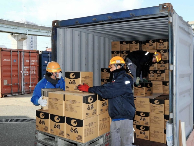 神戸港から輸出される白鶴酒造の製品。海外向けの大半が船便で、いわば現代の「下り酒」=神戸市東灘区向洋町東3 神戸港から輸出される白鶴酒造の製品。海外向けの大半が船便で、いわば現代の「下り酒」=神戸市東灘区向洋町東3