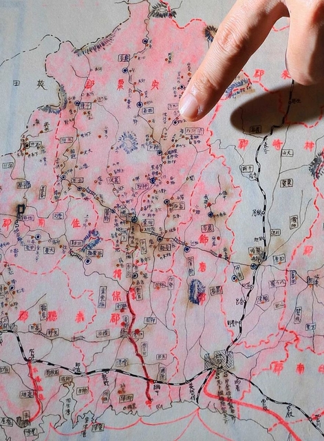 グンゼ山崎工場周辺の生糸供給網を表す1933年の「購繭区域図」。地区ごとに拠点があり、養蚕が広く浸透していたことが分かる=京都府綾部市 グンゼ山崎工場周辺の生糸供給網を表す1933年の「購繭区域図」。地区ごとに拠点があり、養蚕が広く浸透していたことが分かる=京都府綾部市