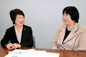 談笑するあけぼの兵庫の有本幸代さん(左)と川野紀子さん=神戸新聞社 談笑するあけぼの兵庫の有本幸代さん(左)と川野紀子さん=神戸新聞社